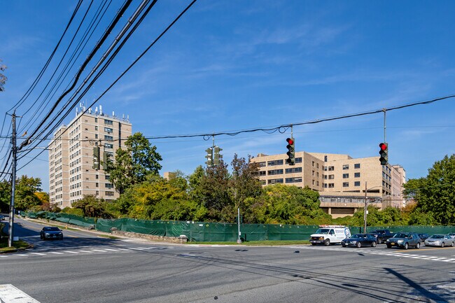 Westchester Crossing in Port Chester, NY - Foto de edificio - Building Photo