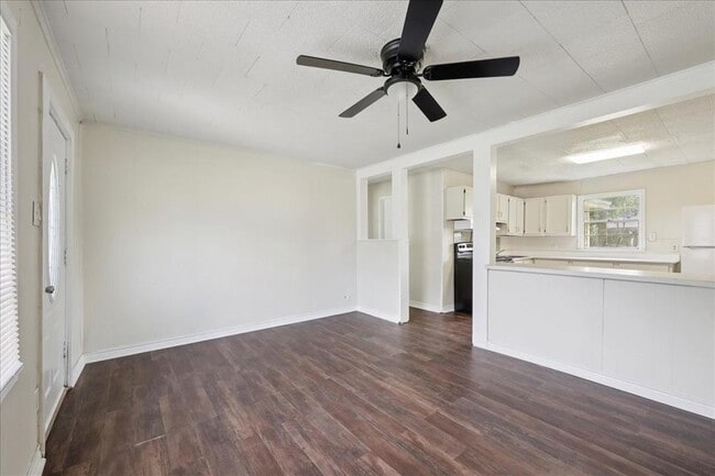 3811 Dunn Ave in Groves, TX - Building Photo - Building Photo