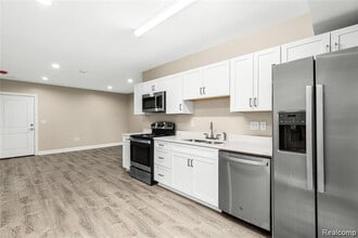 134 W University Dr in Rochester, MI - Foto de edificio - Building Photo