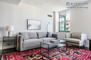 77 W Huron St in Chicago, IL - Building Photo