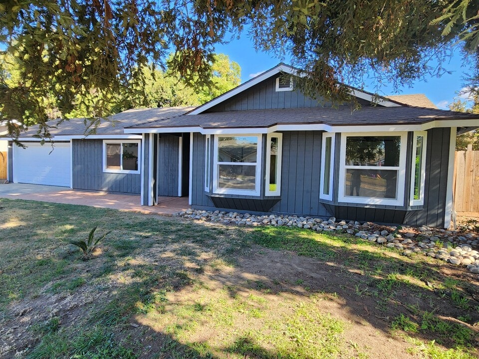 2104 S Conyer Ct in Visalia, CA - Building Photo