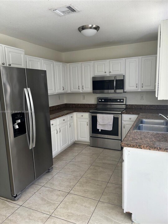 2032 NE 167th St in North Miami Beach, FL - Building Photo