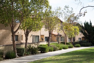 Monte Vista Townhomes in Ventura, CA - Building Photo - Building Photo