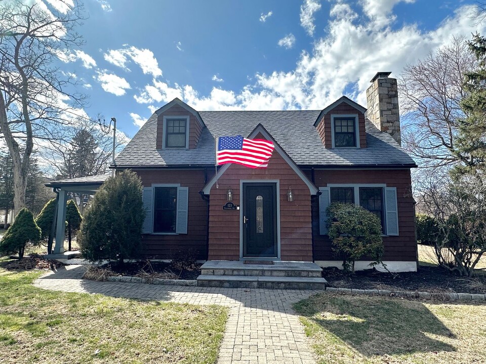 123 Steinmann Ave in Middlebury, CT - Building Photo
