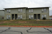 Oaks on North Plaza Apartments in Austin, TX - Building Photo - Building Photo