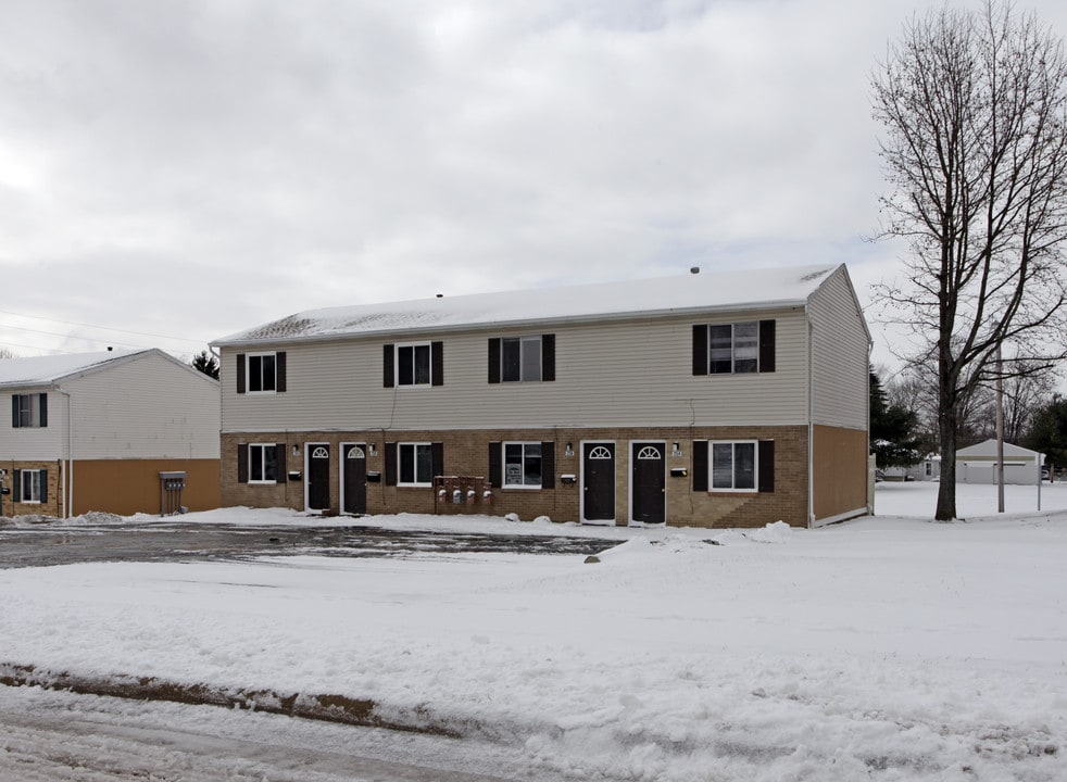 223-270 Lilac Pl in Barberton, OH - Foto de edificio