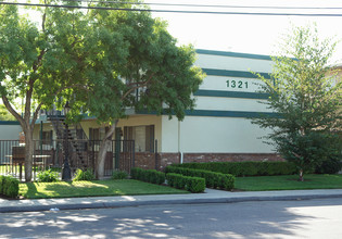 1321 Minnewawa Ave in Clovis, CA - Building Photo - Building Photo