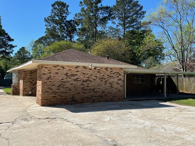 8817 Shadow Bluff Ave in Denham Springs, LA - Building Photo - Building Photo