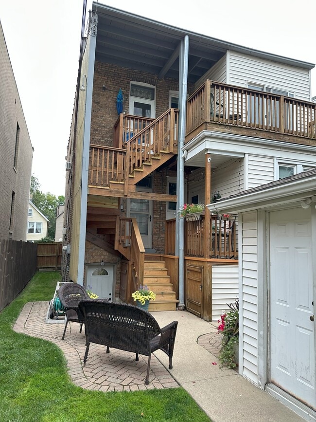 2249 W Winnemac Ave, Unit 2nd Floor in Chicago, IL - Foto de edificio - Building Photo