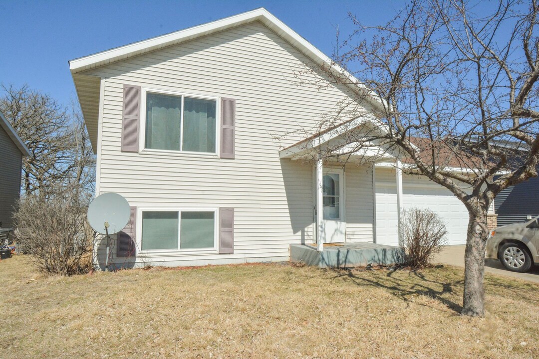 1022 Falcon Rd SE in Rochester, MN - Building Photo
