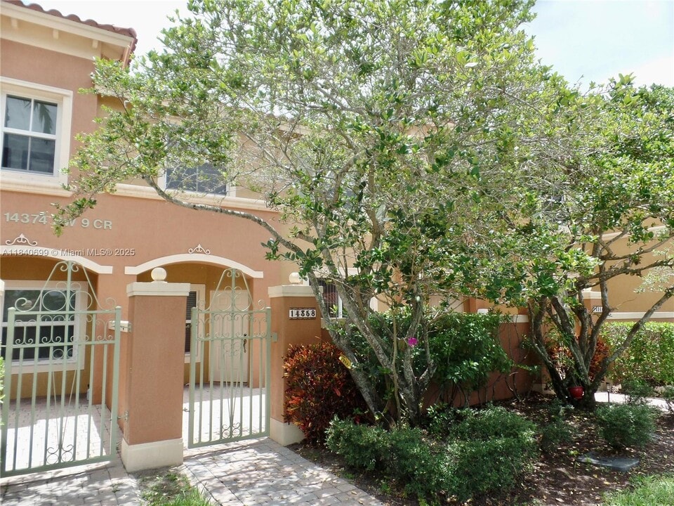 14358 SW 9th Ct in Pembroke Pines, FL - Building Photo