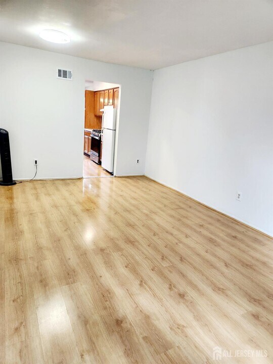 6 Lincoln Ln in Dayton, NJ - Building Photo