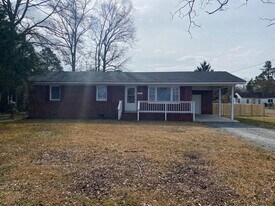 204 E Bay St in Warsaw, NC - Building Photo