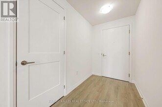 25 Holly St in Toronto, ON - Building Photo - Building Photo