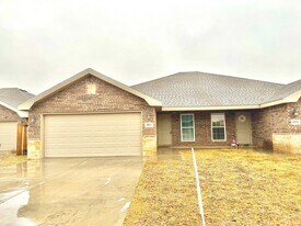 1302 N Clinton Ave in Lubbock, TX - Building Photo