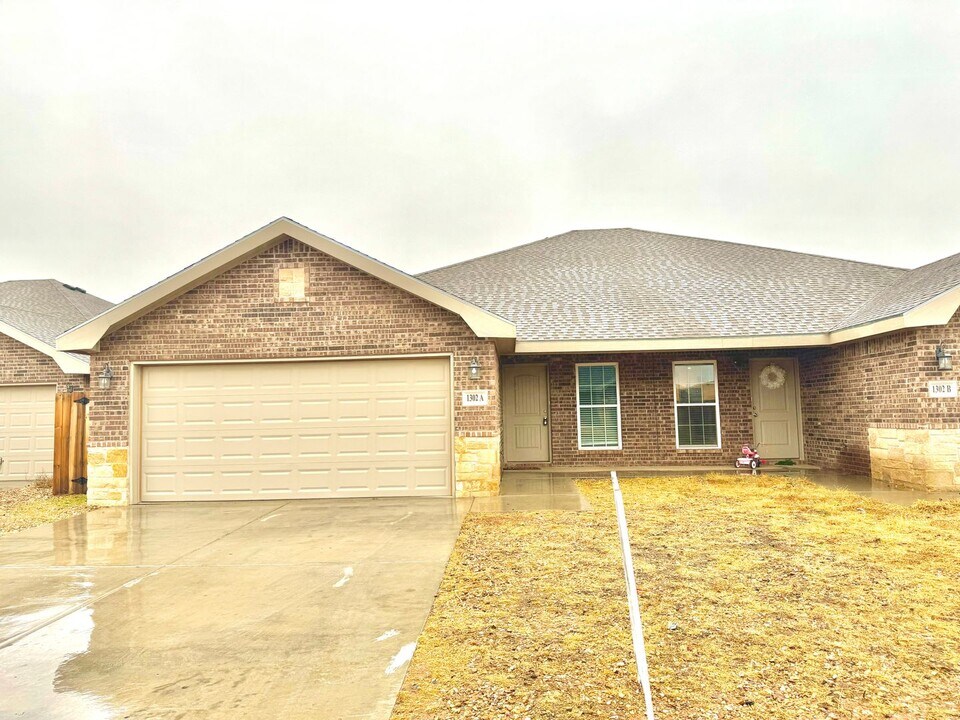1302 N Clinton Ave in Lubbock, TX - Building Photo