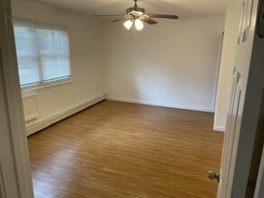 9A Hemlock Dr in Bay Shore, NY - Building Photo - Building Photo