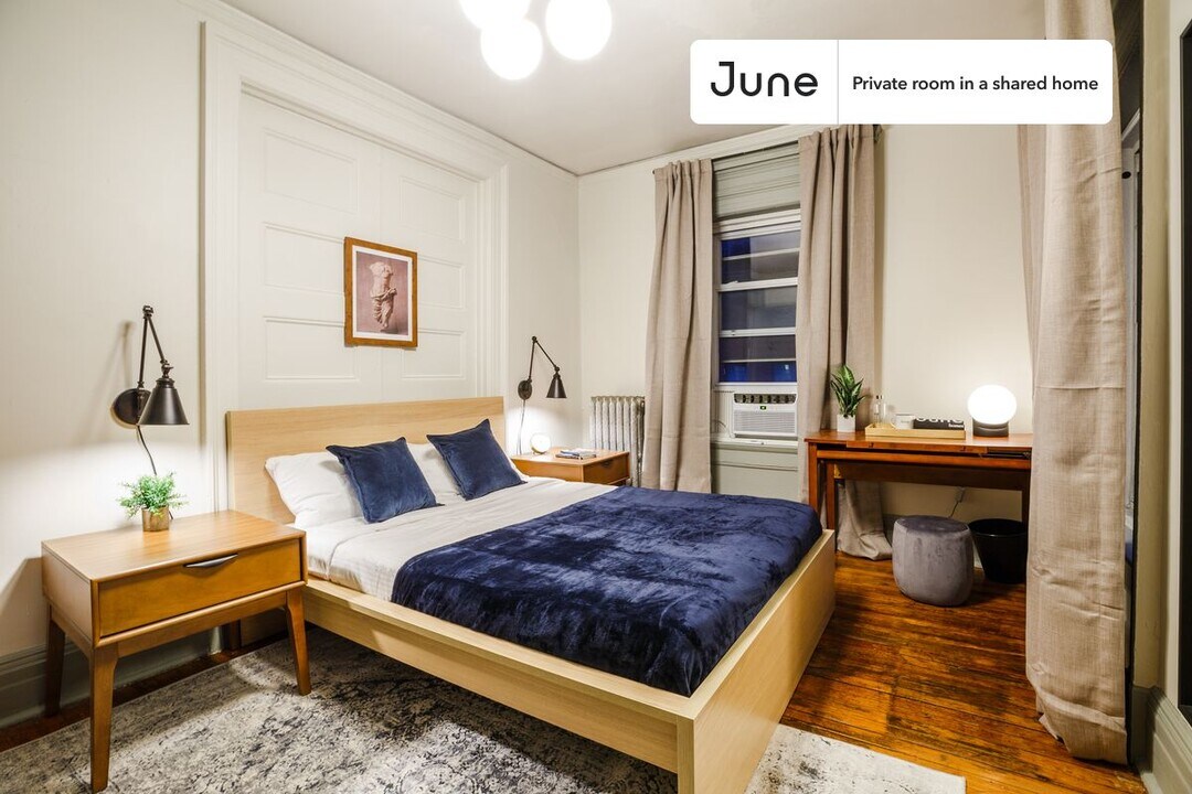 Private bedroom in 4 bed/1 bath Home in New York, NY - Building Photo