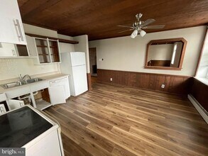 327 S Church St in Spring City, PA - Foto de edificio - Building Photo