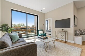 1646 W Belmont Ave-Unit -301 in Chicago, IL - Building Photo - Building Photo