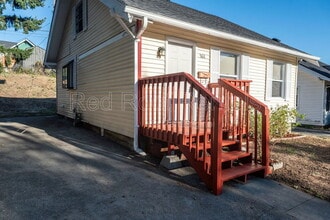 5611 S Pine St in Tacoma, WA - Building Photo - Building Photo