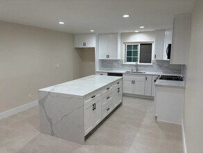 8216 Glade Ave in Canoga Park, CA - Foto de edificio - Building Photo