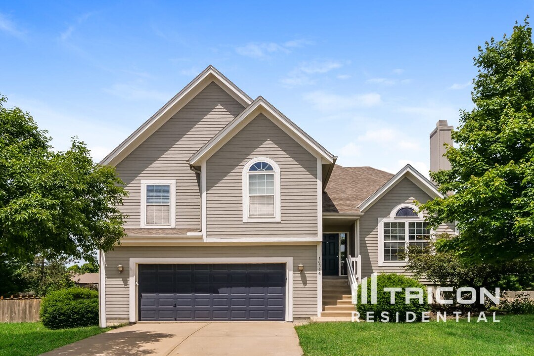 16344 S Central St in Olathe, KS - Building Photo