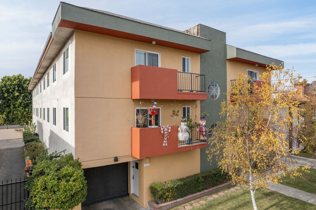 6507 Woodman Ave in Van Nuys, CA - Building Photo