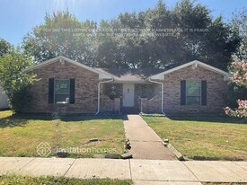 906 Downing St in Forney, TX - Building Photo