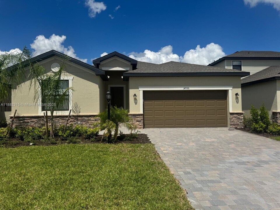 14996 Palamos Cir in Ft. Myers, FL - Building Photo