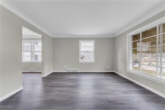 9206 Garfield Blvd in Garfield Heights, OH - Building Photo - Building Photo