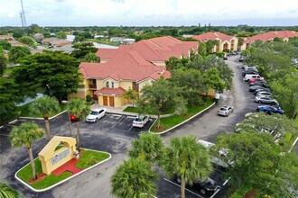 7640 Westwood Dr in Tamarac, FL - Foto de edificio - Building Photo