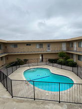 16941 Green Ln in Huntington Beach, CA - Foto de edificio - Building Photo