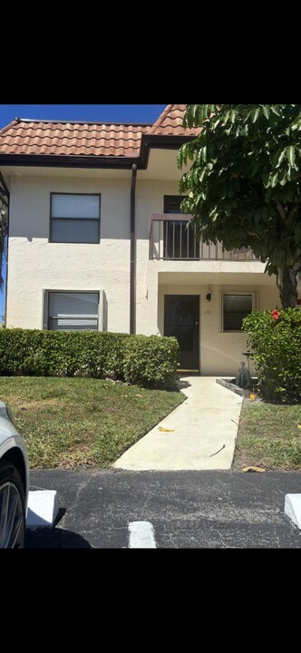 7185 Golf Colony Ct in Greenacres, FL - Building Photo