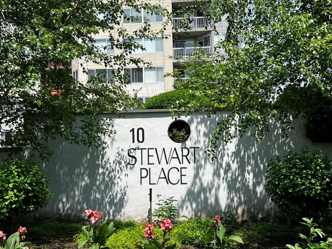 10 Stewart Pl in White Plains, NY - Building Photo - Building Photo