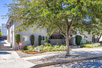 Molino House in Pasadena, CA - Foto de edificio - Building Photo