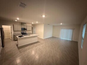 687 Park Pl Blvd in Davenport, FL - Building Photo - Building Photo