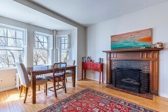 993 Memorial Dr, Unit 201 in Cambridge, MA - Foto de edificio - Building Photo