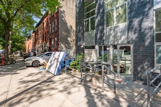 93 Waverly Ave in Brooklyn, NY - Foto de edificio - Building Photo