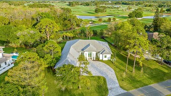 18211 SE Old Trail Dr W in Jupiter, FL - Building Photo