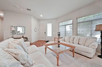 2219 E Valencia Dr in Phoenix, AZ - Foto de edificio - Building Photo