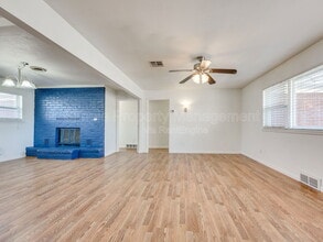 611 Garth Brooks Blvd in Yukon, OK - Building Photo - Building Photo