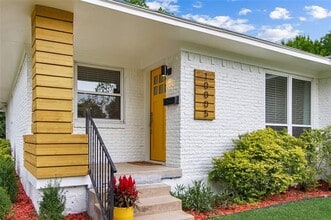 10005 Newcombe Dr in Dallas, TX - Building Photo - Building Photo