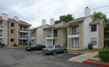 Meadow Glen Apartments in Austin, TX - Building Photo - Building Photo