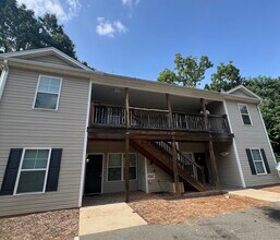 916 Avon Ave, Unit 202 in Burlington, NC - Building Photo - Building Photo