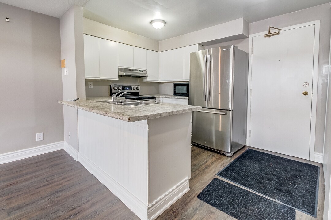 41 Vly Vw Rd in Kitchener, ON - Building Photo