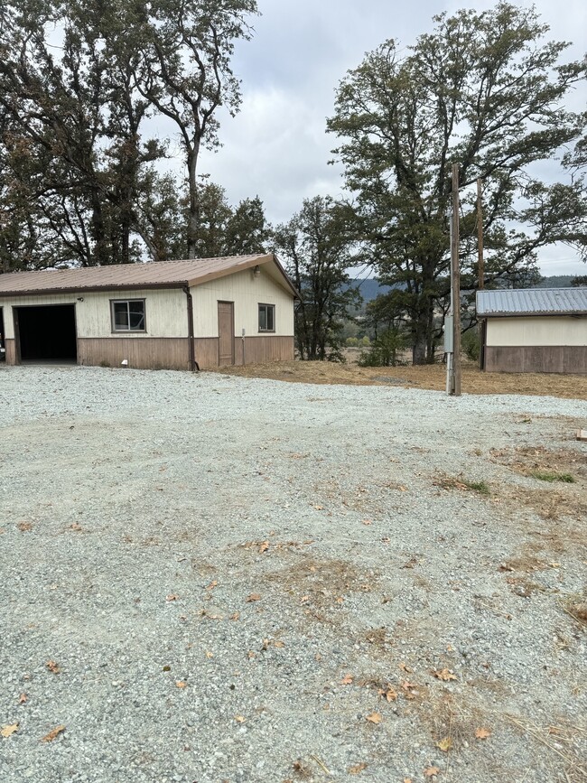 5251 Tiller Trail Hwy in Canyonville, OR - Building Photo - Building Photo