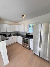 1540 NE 118th St in Miami, FL - Foto de edificio - Building Photo