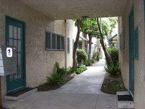 Bixby Court Apartments in Long Beach, CA - Building Photo - Building Photo