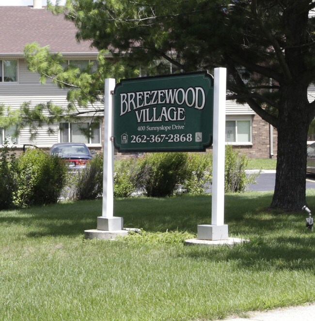 Breezewood Village I in Hartland, WI - Foto de edificio - Building Photo